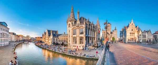 Gent, Belçika, Ağustos 2019. Graslei 'nin panoramik manzarası, gün batımında Gent, Belçika ve St. Michael Köprüsü' ndeki Lys nehrinin yanındaki rıhtımda.. 