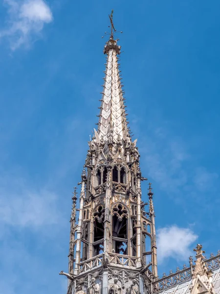 Tower of The Sainte-Chapelle eller Holy Chapel, en gotisk byggnad full av vackra målade glasfönster i Paris, Frankrike Royaltyfria Stockfoton