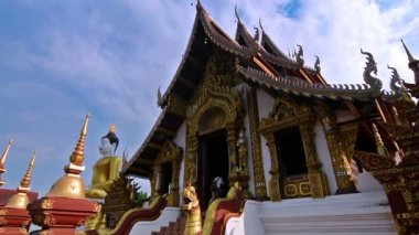 Wat Khuan Khama tapınağını ziyaret eden turistler. Chiang Mai, Tayland. Yakınlaştır.