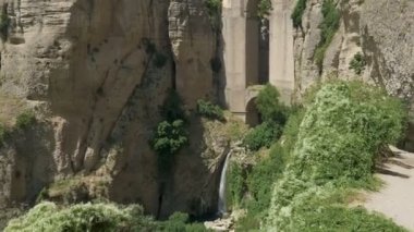 Puente Nuevo köprüsünün manzarası ve uçurumun kenarına inşa edilmiş evler, İspanya 'nın antik Ronda şehrinde..