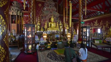 Chiang Mai, Tayland. İnsanlar Buda 'ya dua ediyor.