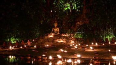 Chiang Mai, Tayland Şubat 2016. Magha puja günü. Buda mumlarla çevrili. Uzaklaş. Phan Tao Tapınağı