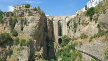 Puente Nuevo Köprüsü 'nün manzarası ve uçurumun kenarındaki evler.