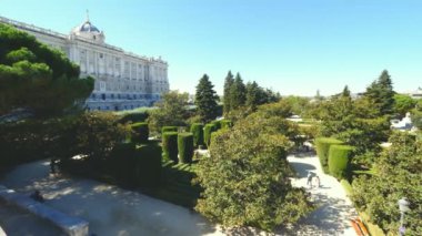 Madrid, İspanya. Kasım 2018. Sabatini Bahçeleri (Jardines de Sabatini) İspanya 'nın başkenti Madrid' deki Kraliyet Sarayı 'nın yanında yer alır.