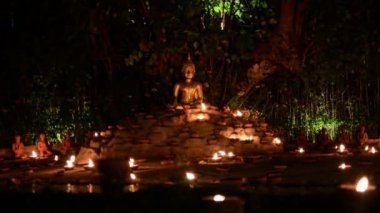 Chiang Mai, Tayland. 25 Şubat 2016. Magha puja günü. Buda mumlarla çevrili. Phan Tao Tapınağı