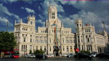 Madrid, İspanya. Temmuz 2015. Madrid belediye binasında gökkuşağı bayrağı mavi gökyüzü ve bulutlarla