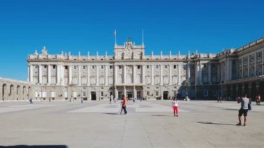 Madrid, İspanya. Kasım 2018. Madrid, İspanya 'nın en önemli şehirlerinden biri olan Royal Palace' ı (Palacio Real) ziyaret eden turist