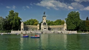 Madrid, İspanya. Temmuz 2015. El Retiro parkında turistler ve yerel halk