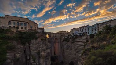 Puente Nuevo köprüsünün zamanı ve alacakaranlıkta uçurumun kenarına inşa edilen evler, İspanya 'nın antik Ronda şehrinde..