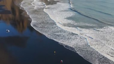 Kara Kum Sahili üzerinde Uçan Hava Aracı Görünümü