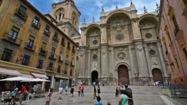 Turistler İspanya 'nın Granada katedralini ziyaret ediyor.