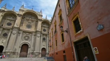 Turistler İspanya 'nın Granada katedralini ziyaret ediyor.
