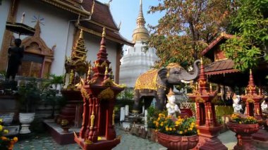 Chiang Mai tapınaklarında turistler ve yerel halk. Bazı sahneler