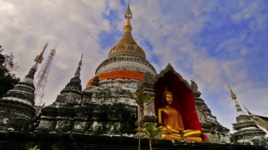 Stupa y Buddha in Wat Buppharam. Chiang Mai, Tayland. Yakınlaştır.