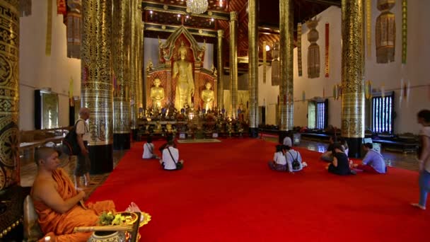 タイのチェンマイ シルカワットで祈る若い僧侶と人々 — ストック動画