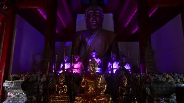 Chiang Mai, az emberek imádkoznak Buddhához Wat-ban. 