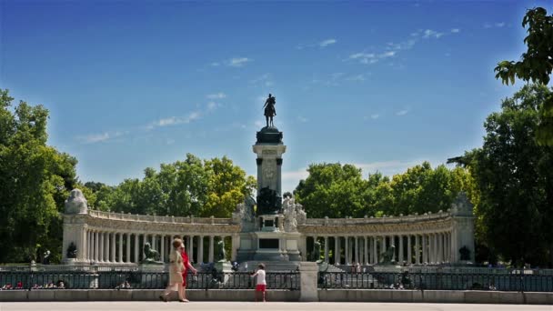 Madrid Spagna Luglio 2015 Turisti Locali Nel Parco Del Retiro — Video Stock