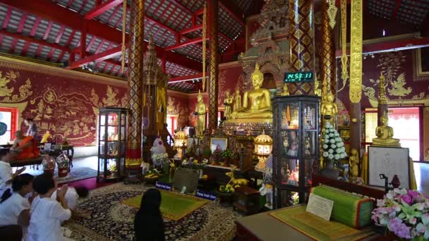 Chiang Mai Thailand Mensen Bidden Tot Boeddha Wat — Stockvideo