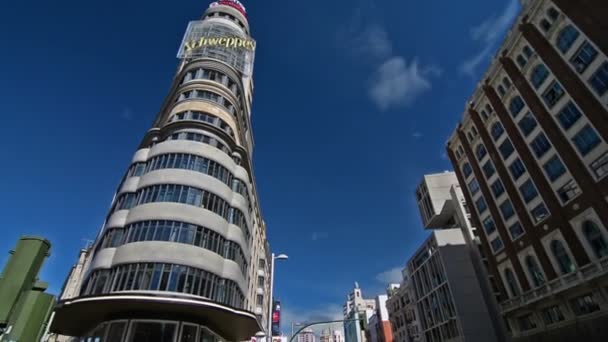 スペインのマドリード 2017年7月 グラン アベニューにあるキャピトル ビルと人々 — ストック動画
