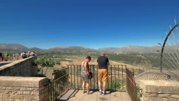 Ronda España Alrededor Julio 2018 Turistas Tomando Fotos Valle Serranía — Vídeo de stock