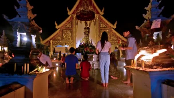 Chiang Mai Mensen Bidden Tot Boeddha Wat — Stockvideo