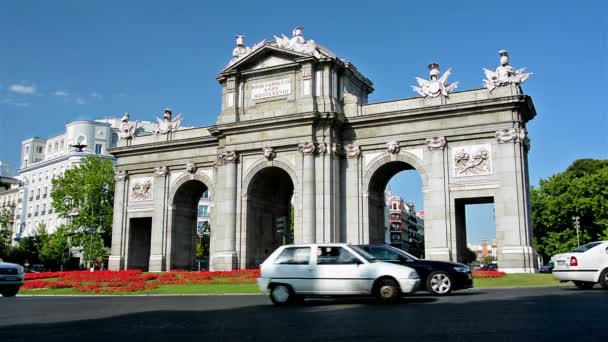 Madrid España Julio 2015 Tráfico Alrededor Puerta Alcala — Vídeo de stock