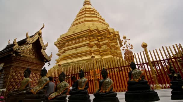 泰国清迈 2016年2月 佛教信徒在Wat Phra Doi Suthep Ratchwarawihan的塔周围祈祷 — 图库视频影像