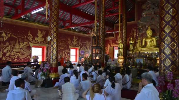 Chiang Mai Människor Ber Till Buddha Wat — Stockvideo