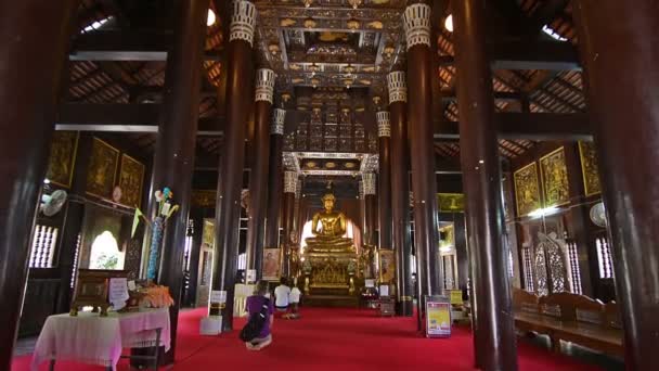 Chiang Mai Ludzie Modlący Się Buddy Wat — Wideo stockowe