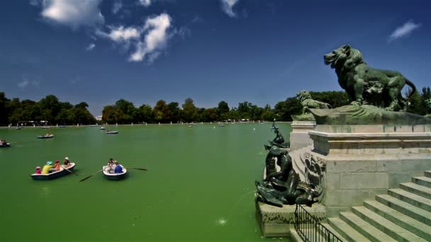 Madrid Espanha Julho 2015 Turistas Moradores Parque Retiro — Vídeo de Stock