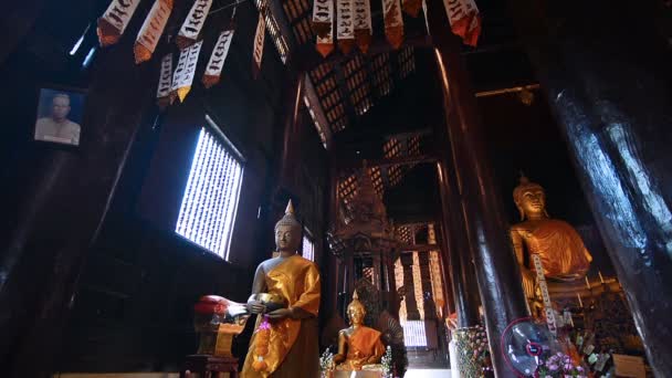 Chiang Mai Les Gens Qui Prient Bouddha Dans Wat — Video