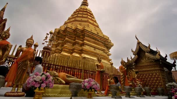 Chiang Mai Thailand Circa Februari 2016 Boeddisten Bidden Rond Pagode — Stockvideo