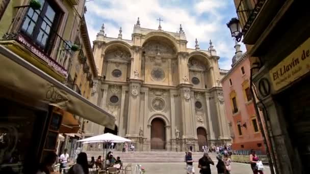 Toeristen Bezoeken Kathedraal Van Granada Spanje — Stockvideo