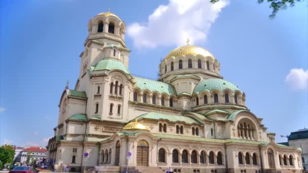 Güneşli bir günde Bulgaristan 'ın Sofya kentindeki Alexander Nevsky katedrali. — Stok video