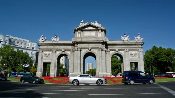 西班牙马德里 July 2015 Puerta Alcala周围的交通情况 — 图库视频影像