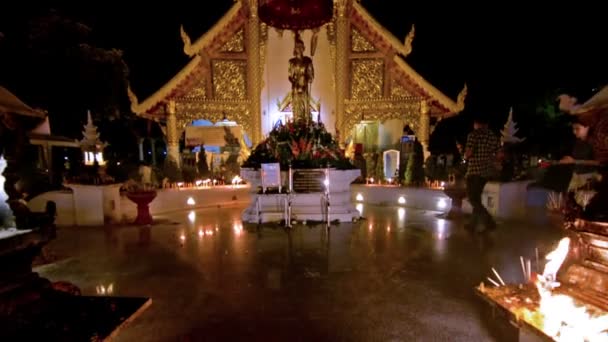 Chiang Mai Människor Ber Till Buddha Wat — Stockvideo