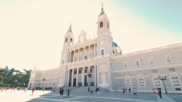 Madrid Spanje Circa November 2018 Gevel Van Almudena Kathedraal Catedral — Stockvideo