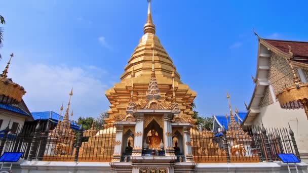 Golden Pagoda Wat Chomphu Templet Chiang Mai Thailand Zooma — Stockvideo