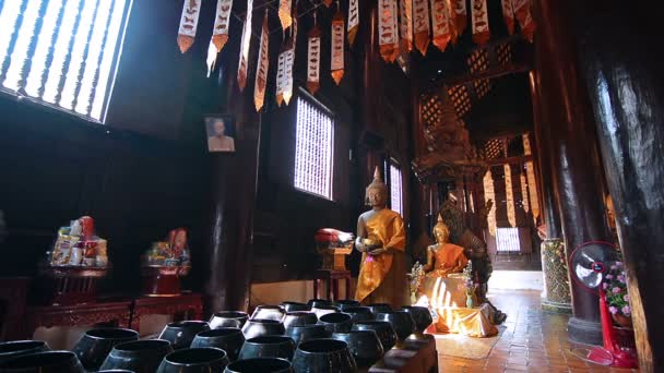 Chiang Mai Människor Ber Till Buddha Wat — Stockvideo