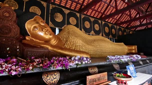 Лежащий Будда Ват Чианг Мане Чиангмай Таиланд Zoon — стоковое видео