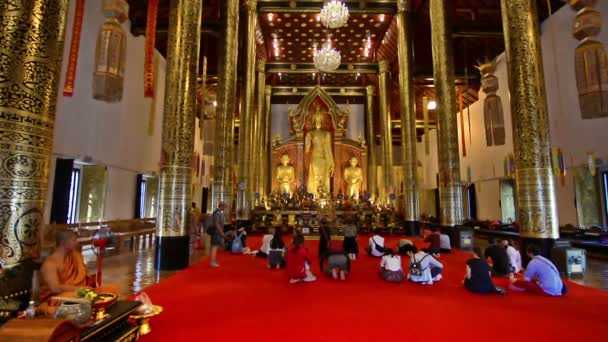 사람들 와트에서 부처님 기도하고 있습니다 — 비디오