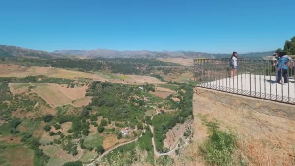 Ронда Испания Около Февраля 2019 Года Туристы Наслаждающиеся Видом Долину — стоковое видео