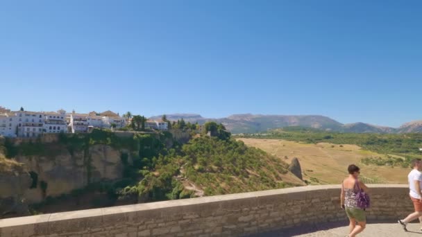 Ronda Hiszpania Około Lutego 2019 Turyści Podziwiający Widoki Dolinę Serrania — Wideo stockowe