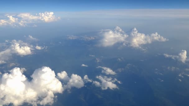 Αεροφωτογραφία πάνω από τα σύννεφα με βουνά στο ηλιοβασίλεμα — Αρχείο Βίντεο