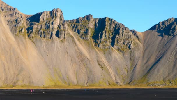 ストックスネスの黒い砂浜の風景の壮大な景色 背景にはヴェストラホーン山 自然と生態学の概念背景 — ストック動画