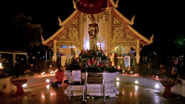 Chiang Mai Mensen Bidden Tot Boeddha Wat — Stockvideo