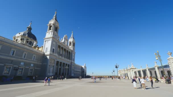 スペインのマドリード 2018年11月 アルムデナ大聖堂 アルムデナ大聖堂 のファサードマドリード スペインの最も重要なモニュメントの一つ — ストック動画