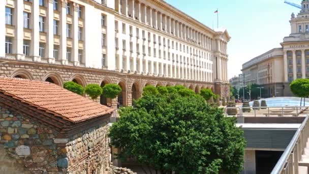 Paisaje urbano de Sofía, Bulgaria en un día soleado. Edificio Asamblea Nacional  . — Vídeo de stock