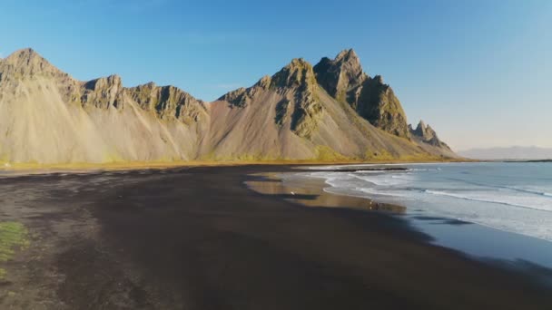 Drohnen Fliegen Über Die Landschaft Des Schwarzen Sandstrandes — Stockvideo