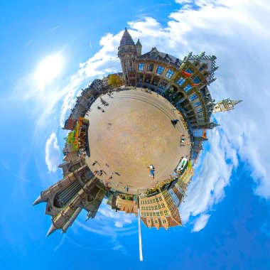 Gent, Belçika. Kasım 2019. Saint Nicholas Kilisesi 'nin küçük panoraması güneşli bir günde. Tam küresel panorama.